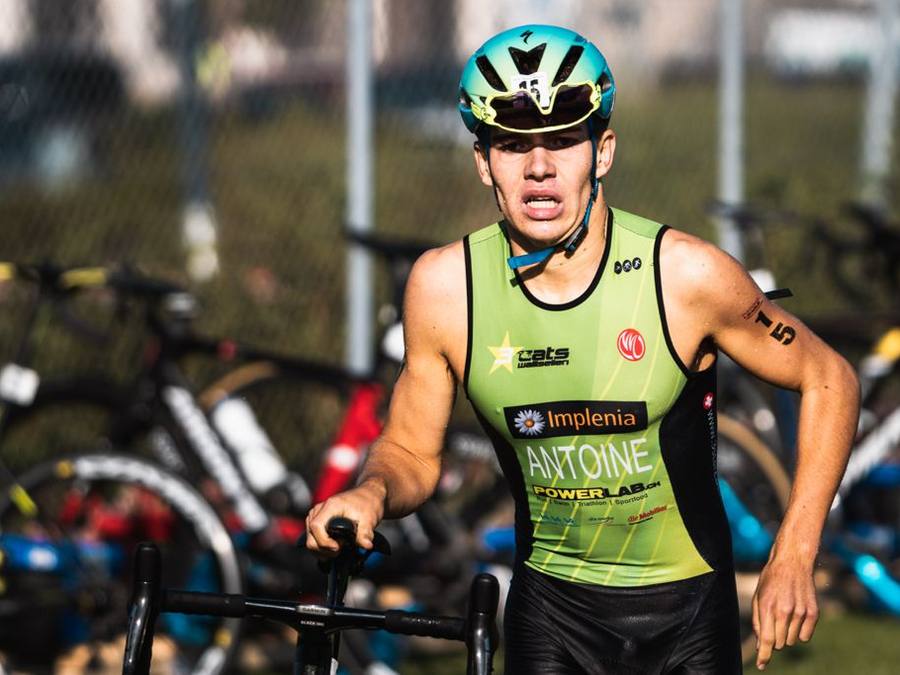 Antoine als Junior beim Bike-Ausstieg in der Wechselzone